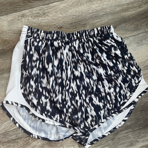 women’s black nike athletic shorts - Picture 2 of 4